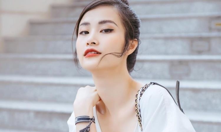 Dong Nhi quen bai hat, che loi loan xa tren san khau hinh anh