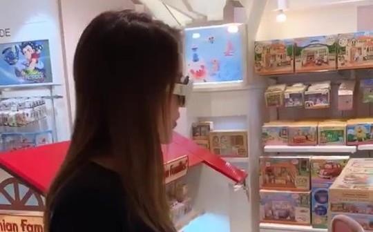 Hoa hau Ky Duyen che 'dat lam' khi mua do choi cho chau hinh anh