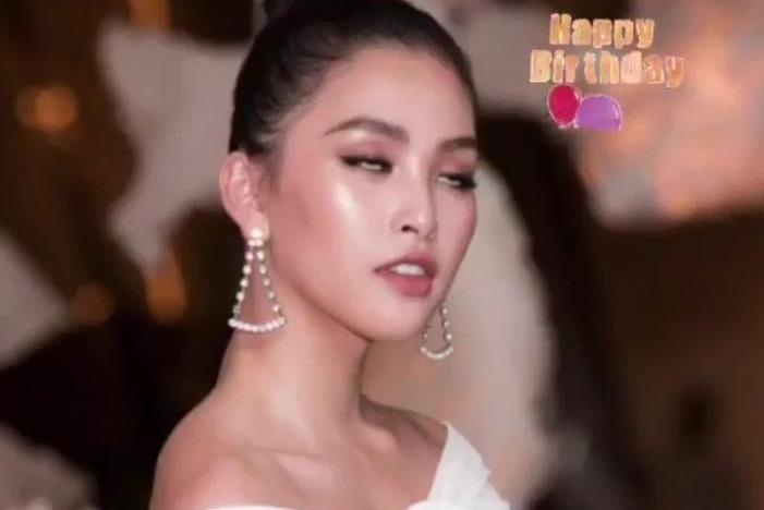 Hoa hau Tieu Vy chia se anh 'dim' nhan sac trong ngay sinh nhat hinh anh