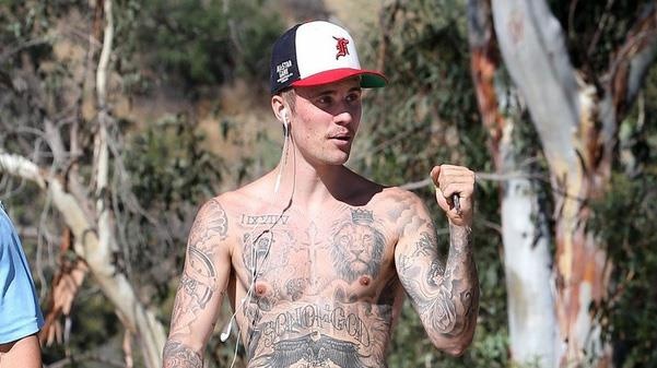 Justin Bieber coi tran khoe co nguc san chac khi xuong pho hinh anh