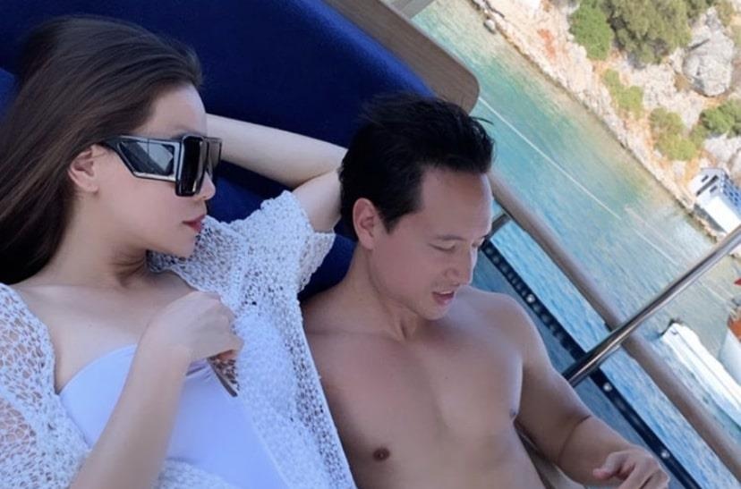 Ho Ngoc Ha dang anh ngot ngao ben Kim Ly, tan huong ky nghi o chau Au hinh anh