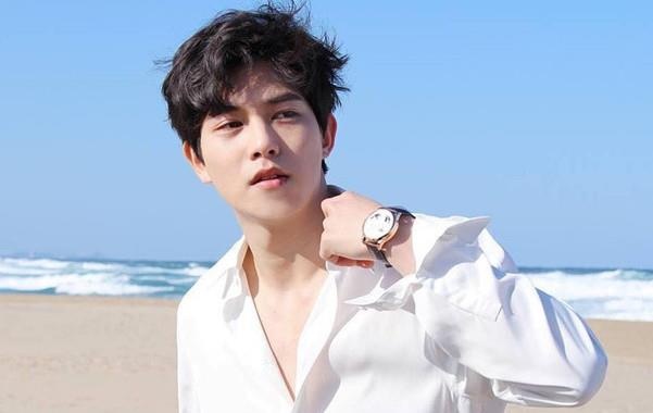 Lee Jong Hyun roi nhom CNBlue sau vu nhan tin tan tinh hot girl mang hinh anh