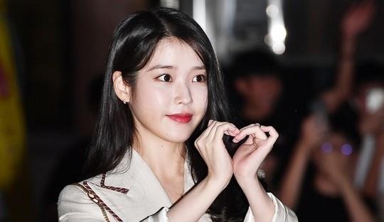 Em gai quoc dan Han Quoc - IU gay chu y tai tiec dong may phim ma hinh anh