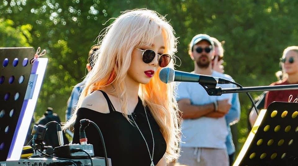 Tae Yeon (SNSD) hat dao tren duong pho chau Au hinh anh