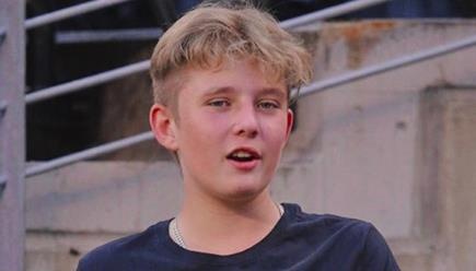 Barron Trump cao vuot troi ban be khi di tap bong da hinh anh