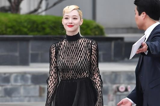 Nu ca si Sulli mac vay de lo noi y hinh anh