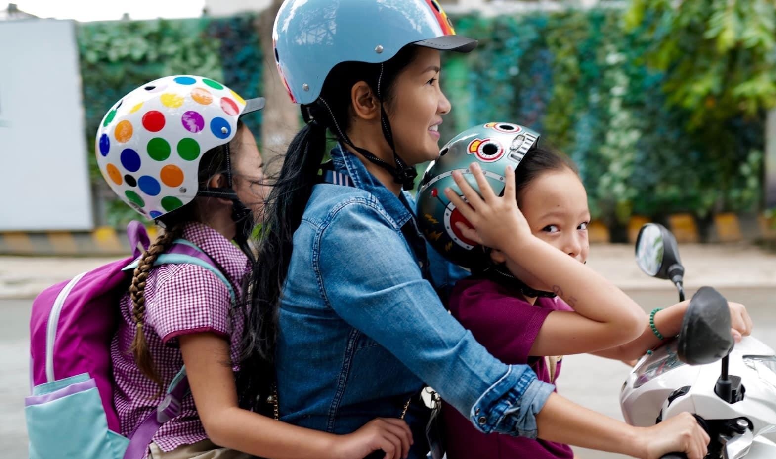 Sao Viet dua con toi truong dip khai giang nam hoc moi hinh anh