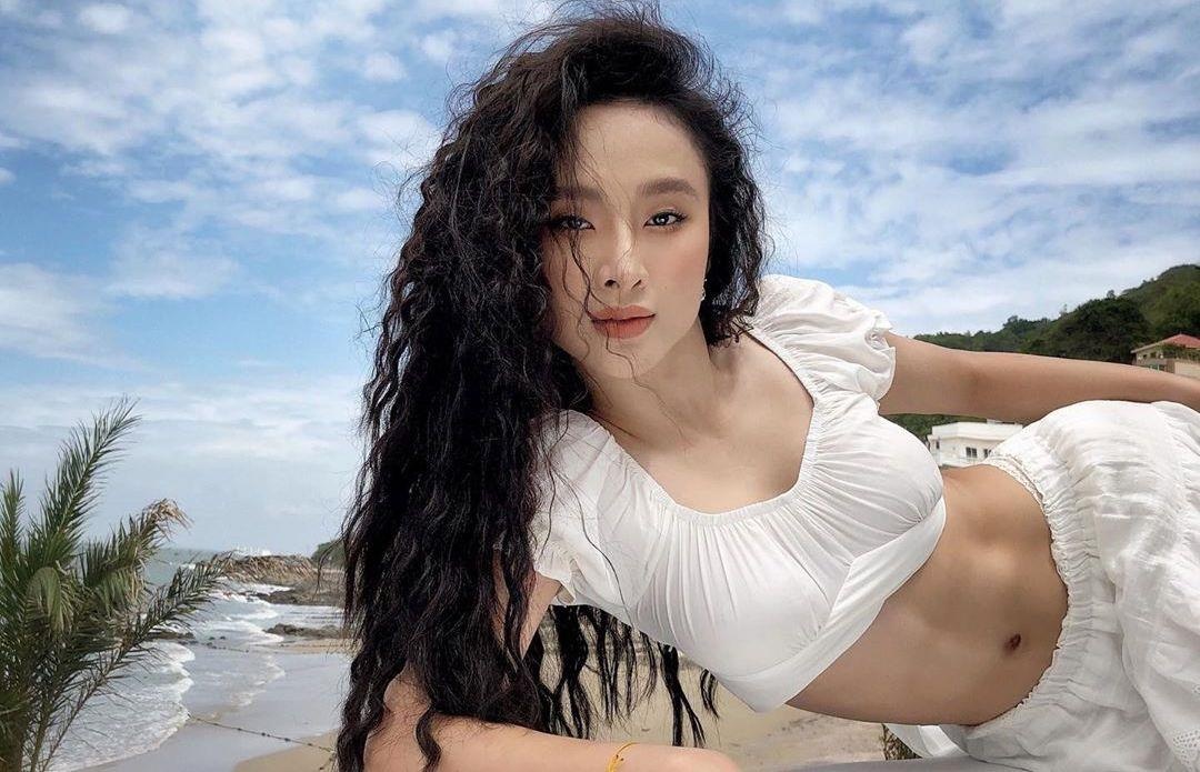 Angela Phuong Trinh mac ao ho eo, duoc khen than hinh dep hinh anh