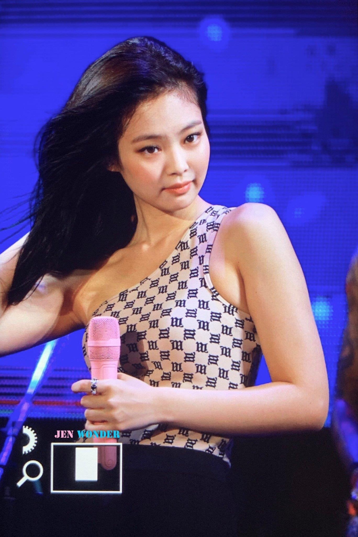 jennie black pink tang can anh 5