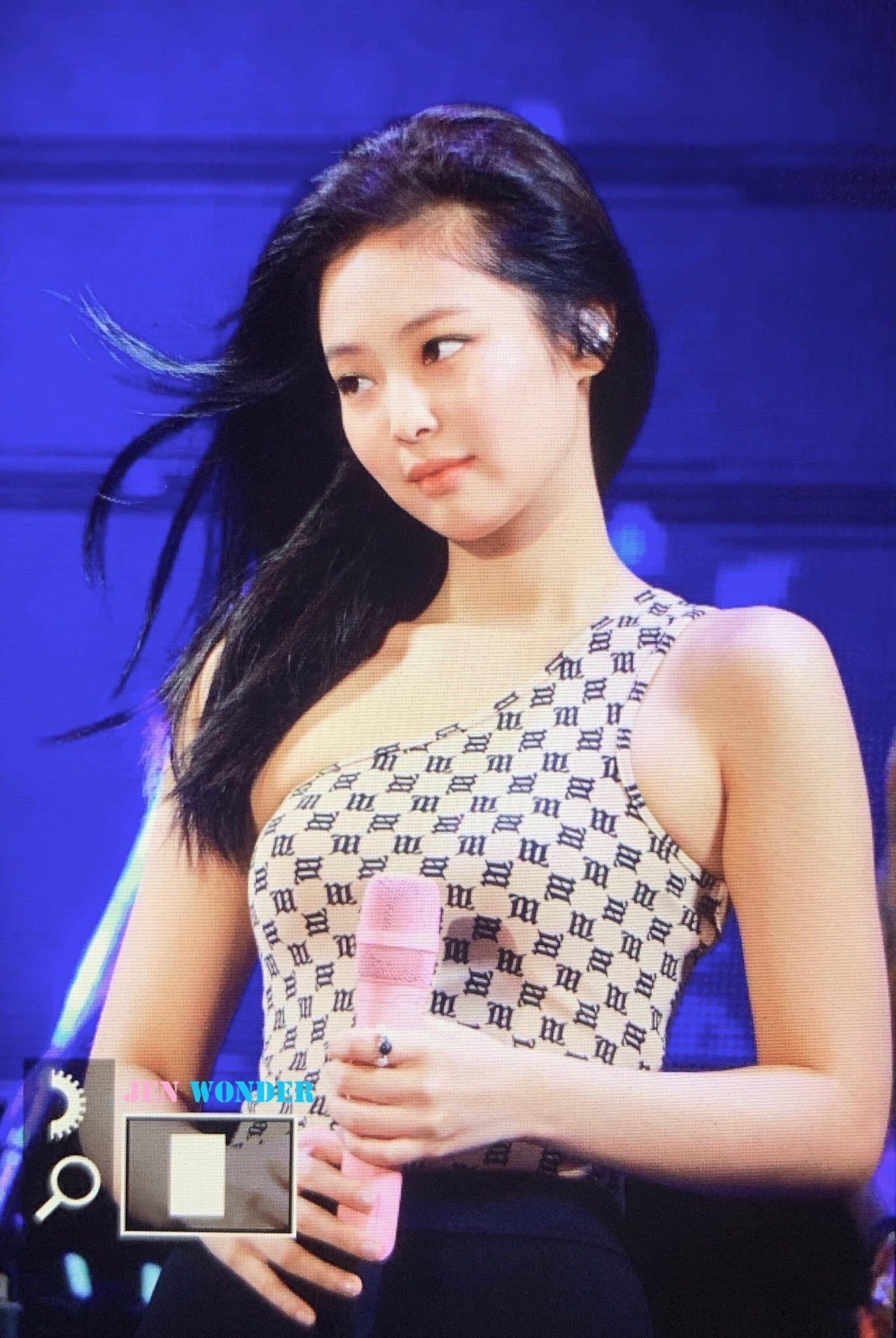 jennie black pink tang can anh 4