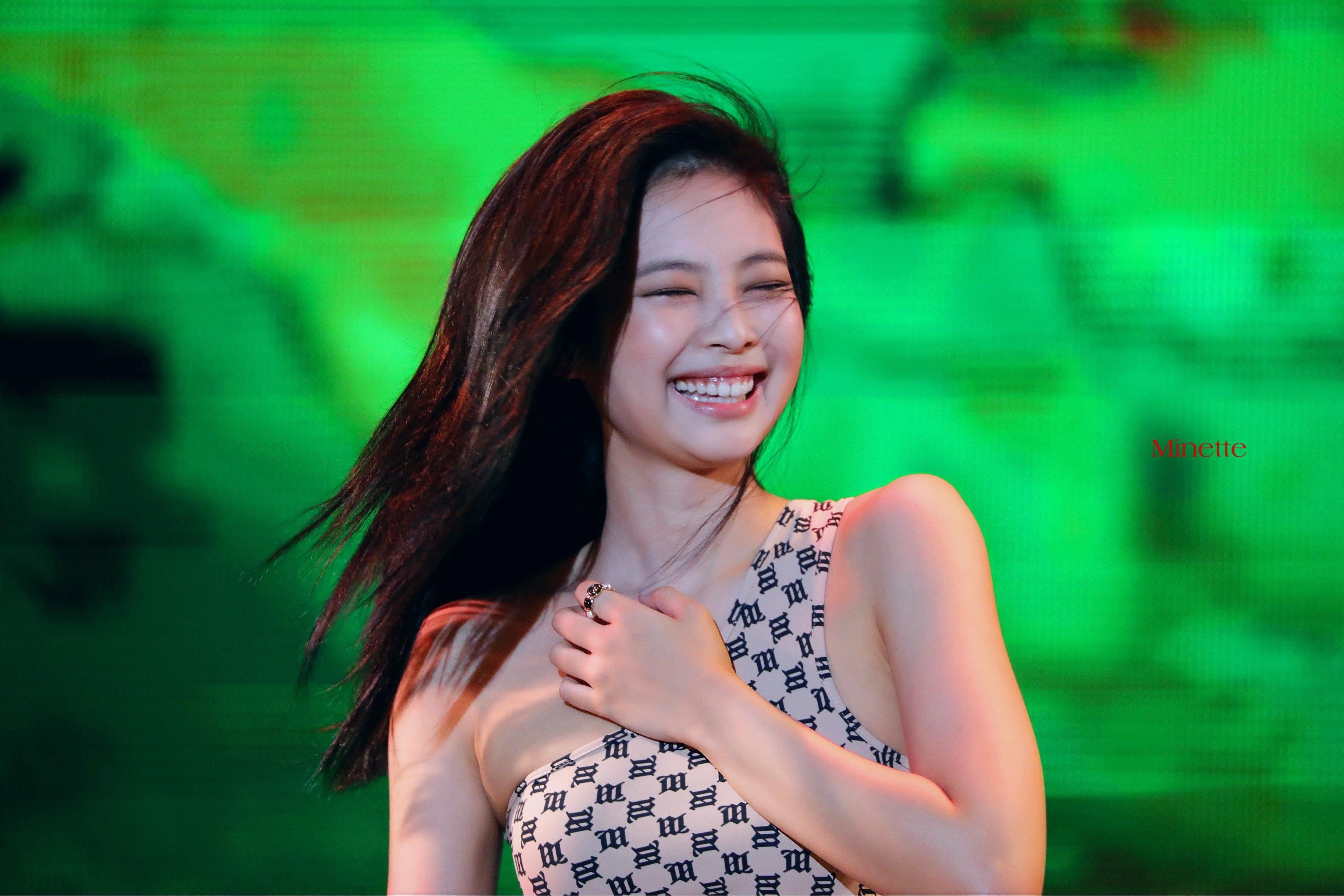 jennie black pink tang can anh 6