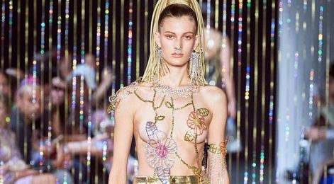 Nu nguoi mau de nguc tran tren san dien thoi trang hinh anh