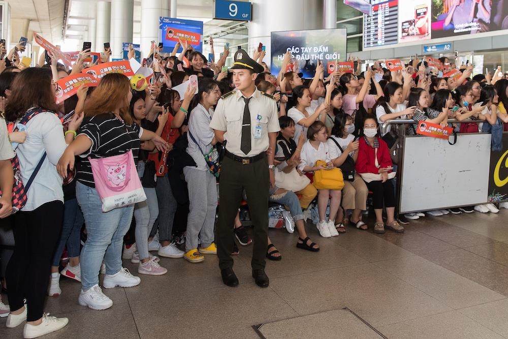 Hang tram nguoi ham mo cho Ji Chang Wook tai san bay Tan Son Nhat hinh anh