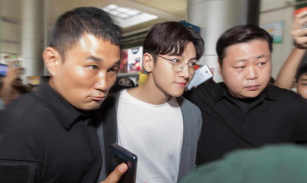 Ji Chang Wook ket giua vong vay hang tram nguoi khi den Viet Nam hinh anh