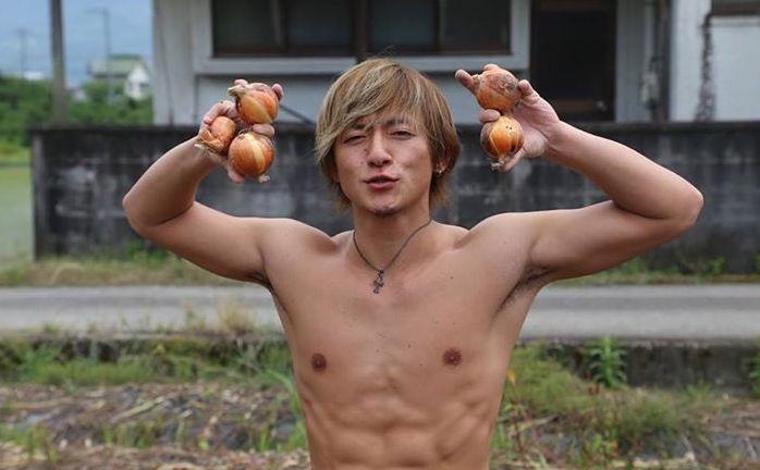 Vu cong Nhat lam trai bao kiem song sau khi bi phat hien ngoai tinh hinh anh