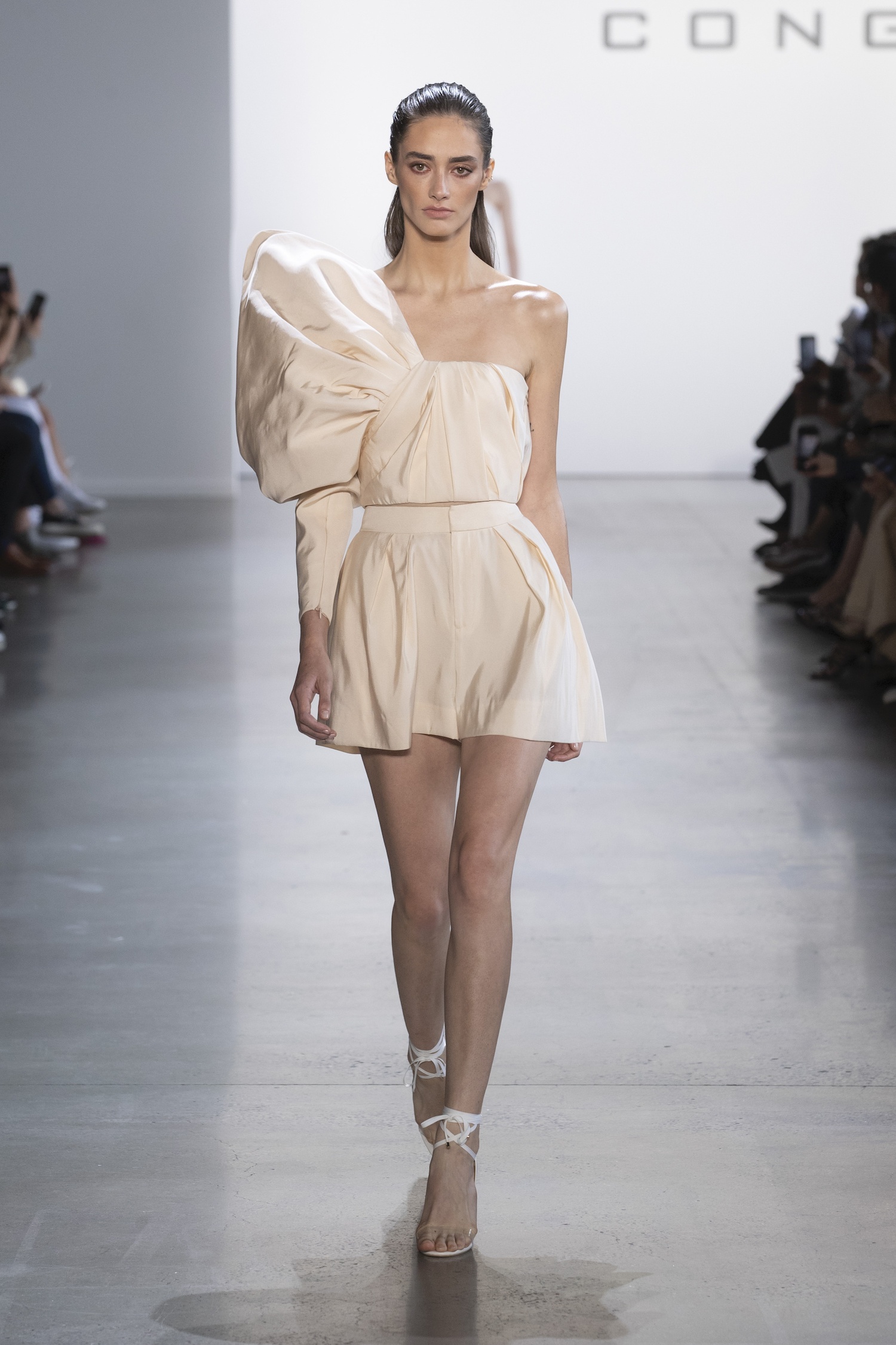 camila cabello mac vay ntk cong tri anh 2