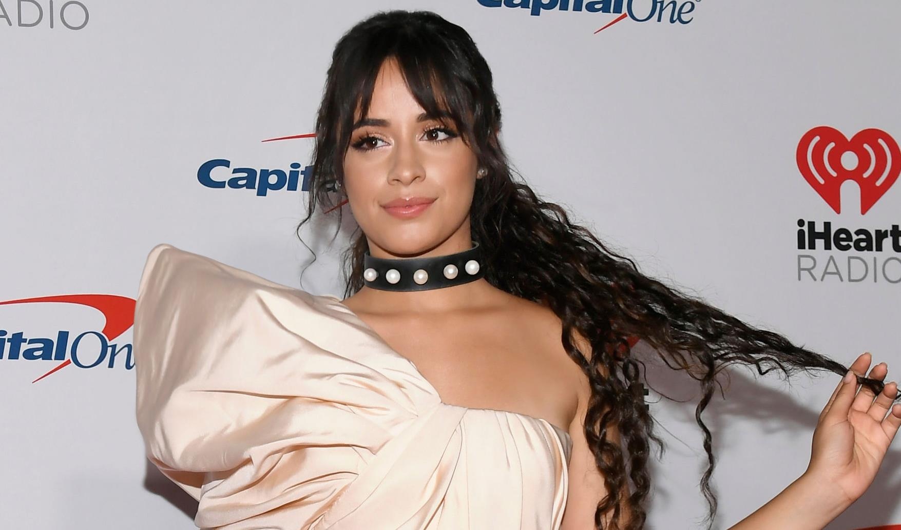 Camila Cabello mac thiet ke cua NTK Cong Tri hinh anh