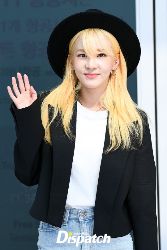 suzy de mat moc tai san bay anh 12