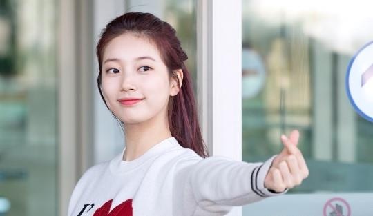 Tinh dau quoc dan Suzy de mat moc, do sac my nhan Black Pink o san bay hinh anh