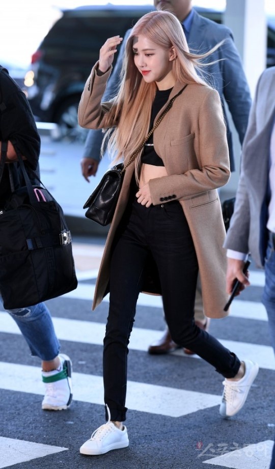 suzy de mat moc tai san bay anh 10