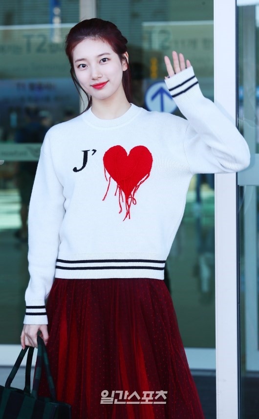 suzy de mat moc tai san bay anh 4