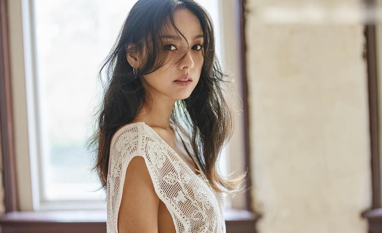 Lee Hyori mac ao dai trang trong lan hiem hoi tro lai hinh anh