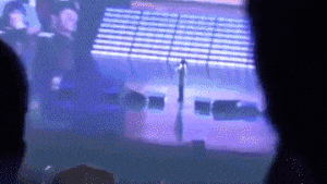 IU nga ngua ra san san khau hinh anh