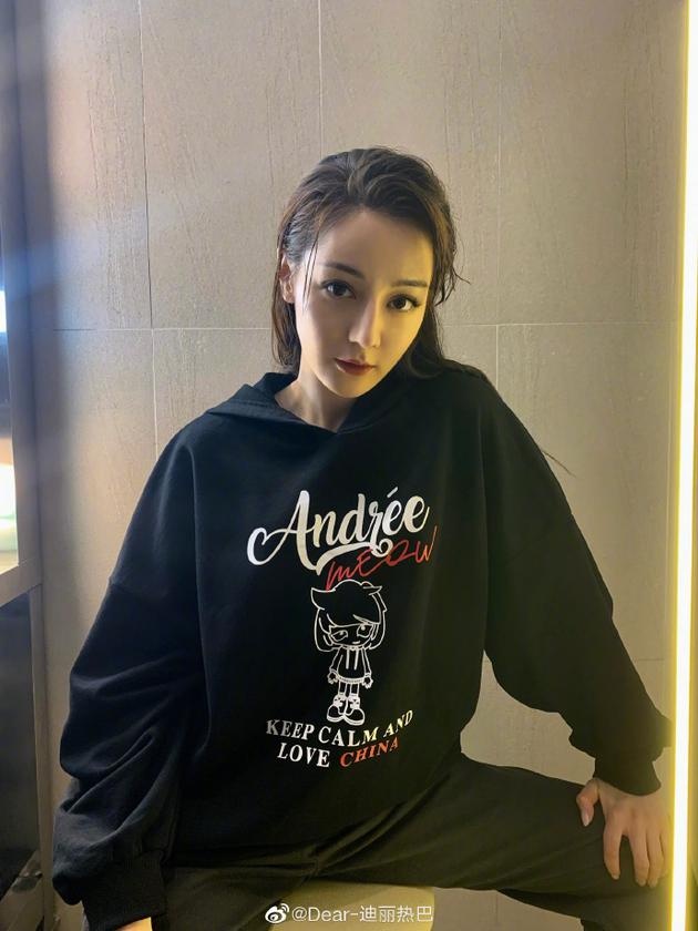 dich le nhiet ba khoe nhan sac trong anh hau truong anh 1