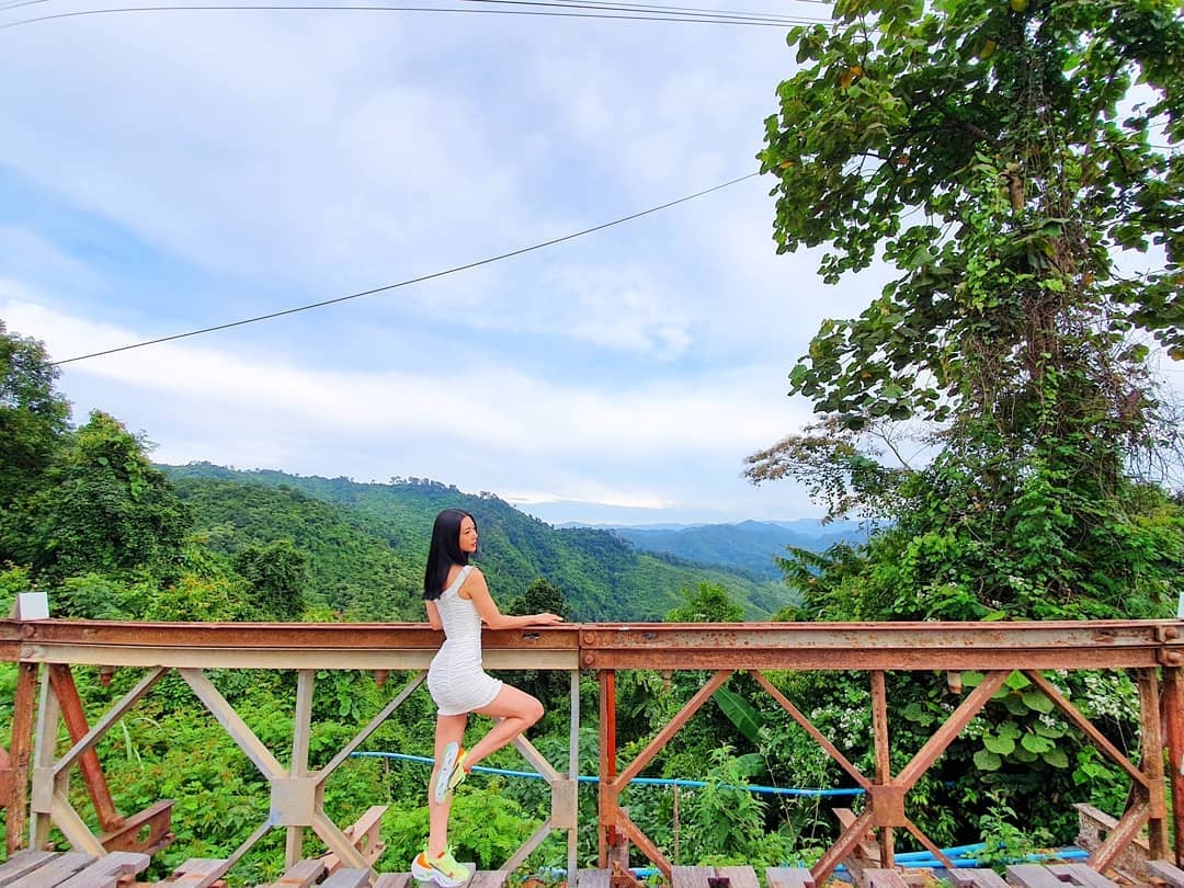 clara khoe dang nong bong trong chuyen du lich anh 13