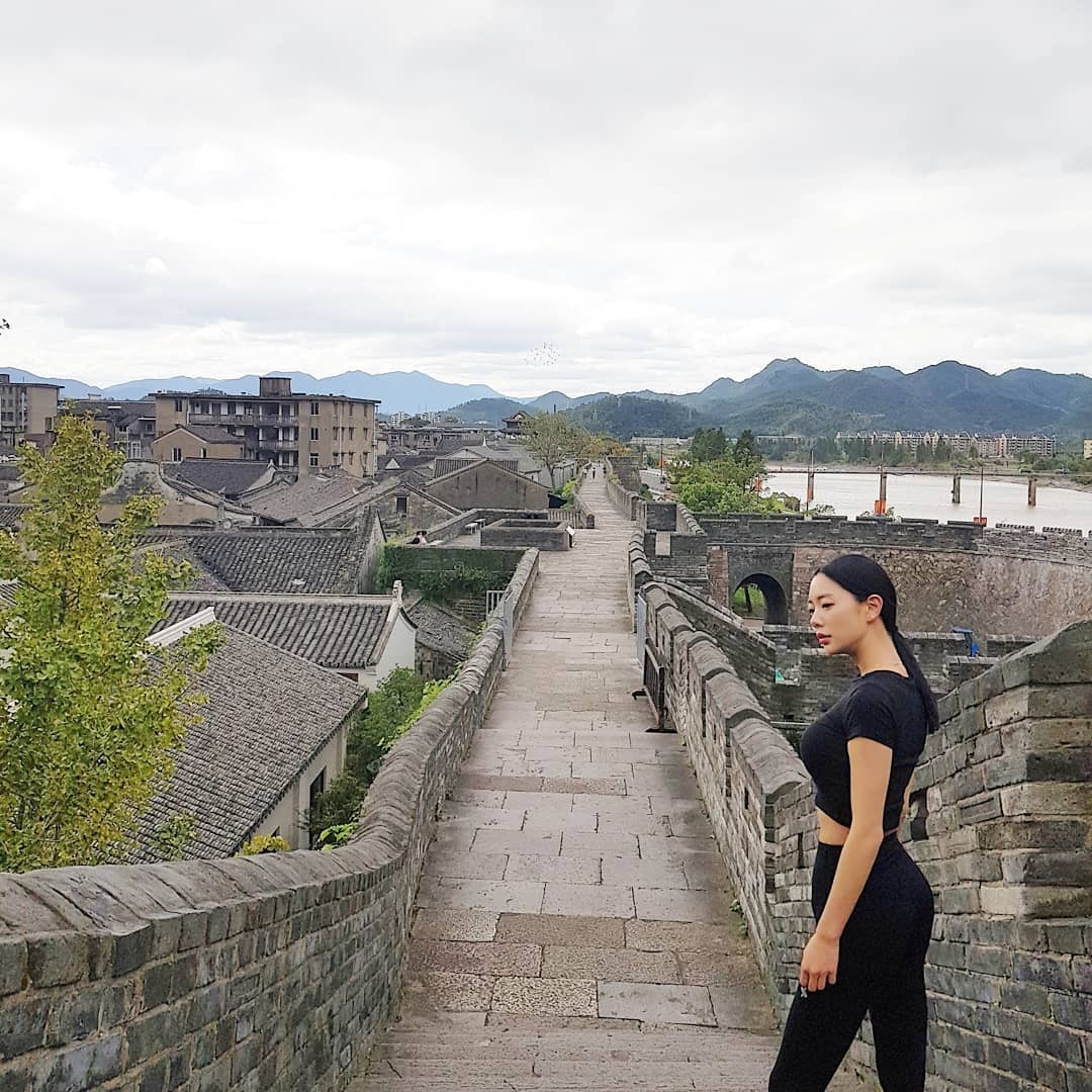 clara khoe dang nong bong trong chuyen du lich anh 10