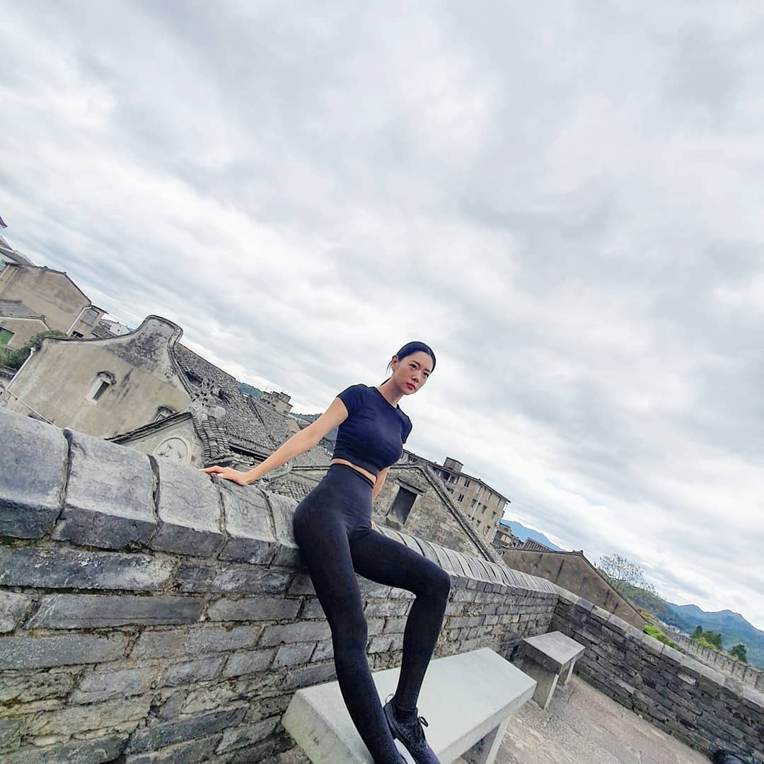 clara khoe dang nong bong trong chuyen du lich anh 9