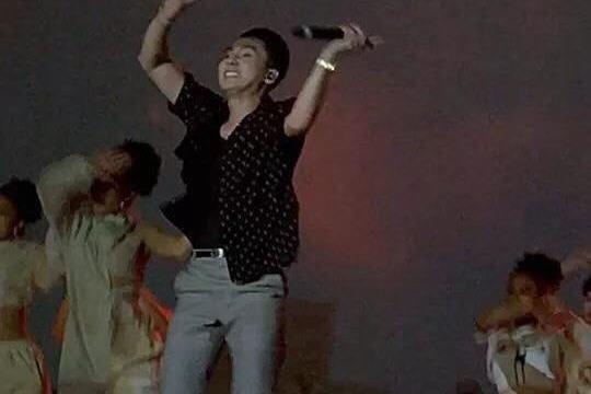 Son Tung bi nghi rach quan trong khi bieu dien tai Ha Noi hinh anh