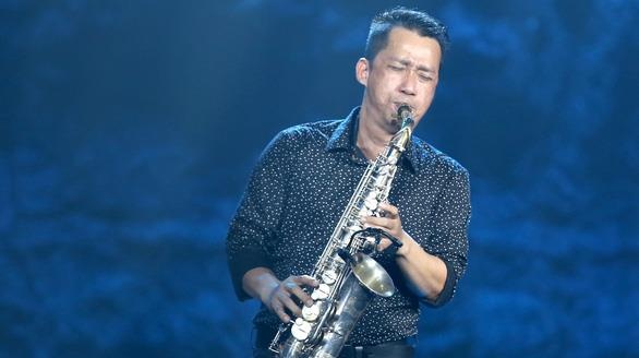 Nghe si Xuan Hieu thoi ken saxophone, cover hit 'Giac mo co that' hinh anh