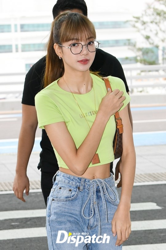 lisa black pink mac dep o san bay anh 7