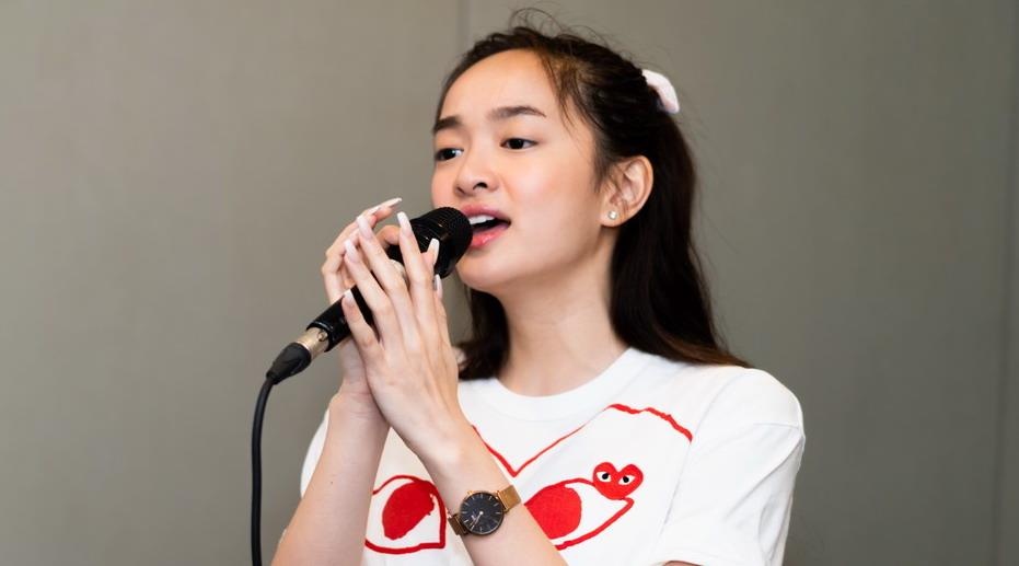 Kaity Nguyen chuan bi lan san ca hat hinh anh