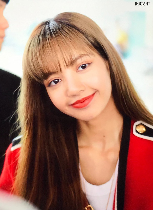 lisa black pink mac dep o san bay anh 2