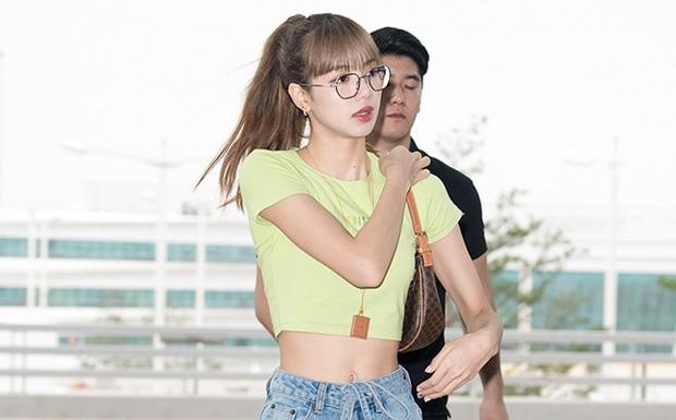 Lisa (Black Pink) mac crop top khoe eo con kien hinh anh