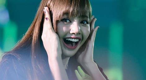 Lisa (Black Pink) khien tai tu 'Chiec la bay' tram tro ve nhan sac hinh anh