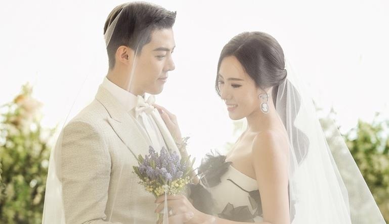 Anh cuoi cua ca si lai Han - Nhat cung nu van dong vien noi tieng hinh anh