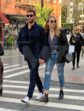 liam hemsworth hen ho anh 1