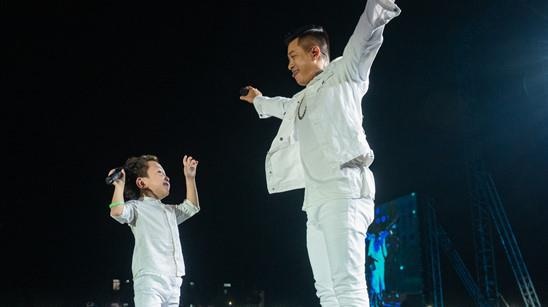 Tuan Hung song ca 'Tim lai bau troi' cung con trai 5 tuoi hinh anh