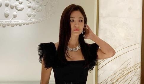 Song Hye Kyo khong huy du su kien de tuong nho Sulli nhu tuyen bo hinh anh