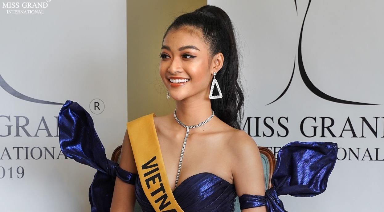 Chu tich Hoa hau Hoa binh dang video Kieu Loan hat tieng Viet hinh anh