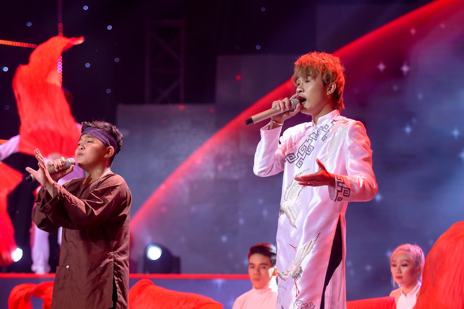 Khan gia binh luan ve kha nang hat live cua Jack o Giong hat Viet nhi hinh anh