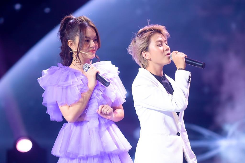 Bao Han khoe giong khi hat cung Pham Quynh Anh o The Voice Kids hinh anh