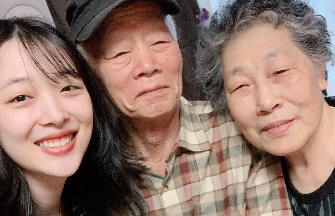 Ong ba Sulli ngat xiu khi biet tin chau gai tu sat hinh anh