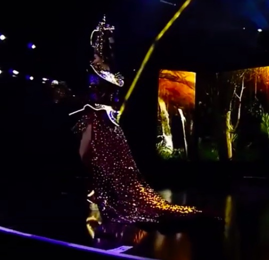 kieu loan dien trang phuc dan toc hoa hau hoa binh anh 1