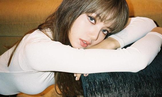 Anh tap chi chup tai chau Au cua Jennie va Lisa (Black Pink) hinh anh