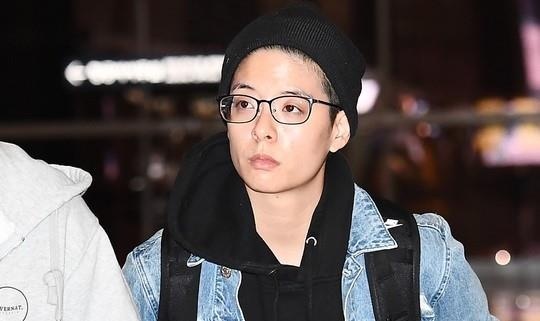 Amber xuat hien voi ve ngoai tieu tuy, hoc hac sau dam tang Sulli hinh anh