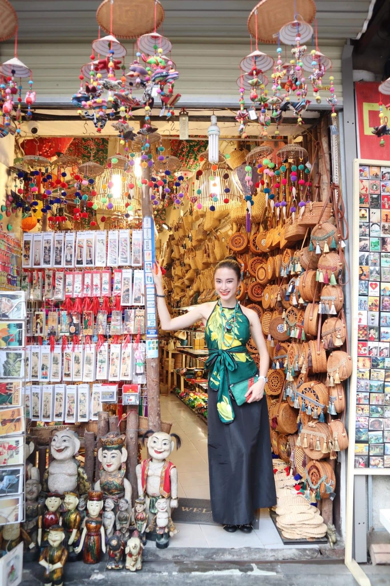 angela phuong trinh an hang rong via he anh 3